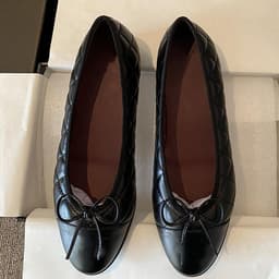 Classic footwear, ballet shoes with bow, french style, Chanel style 2